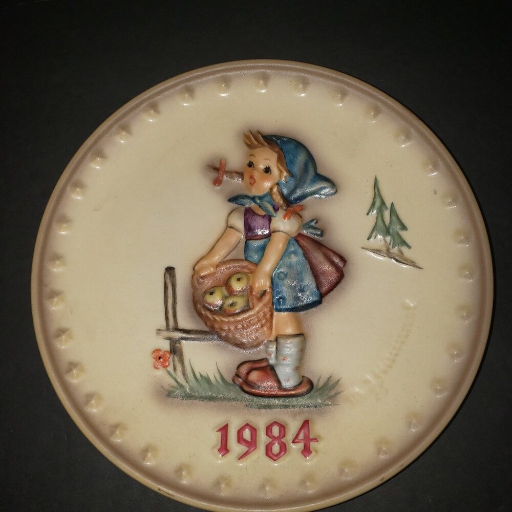 Vintage 1984 Hummel Annual Collector Plate, Little Helper Excellent Condition